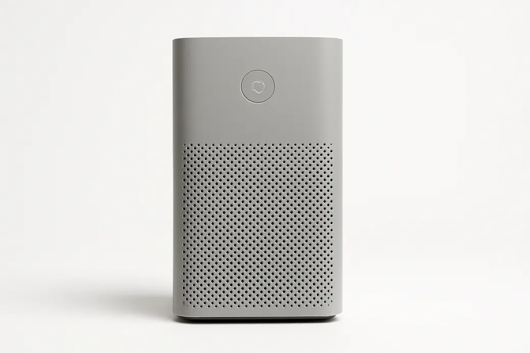 Professionele productfoto van een volledig zichtbare grijze luchtreiniger, centraal geplaatst tegen een witte achtergrond met zachte, gelijkmatige belichting.