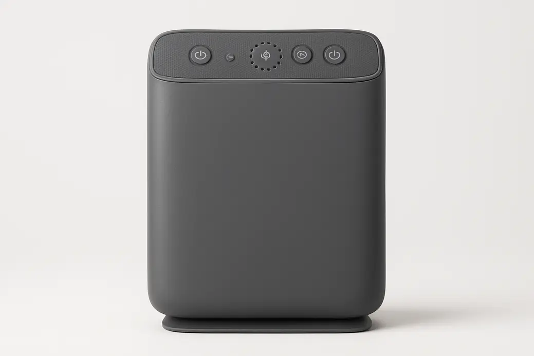 Professionele productfoto van een grijze luchtreiniger op een witte achtergrond, centraal geplaatst, volledig zichtbaar, strak en schoon gefotografeerd zonder zichtbare tekst of merk