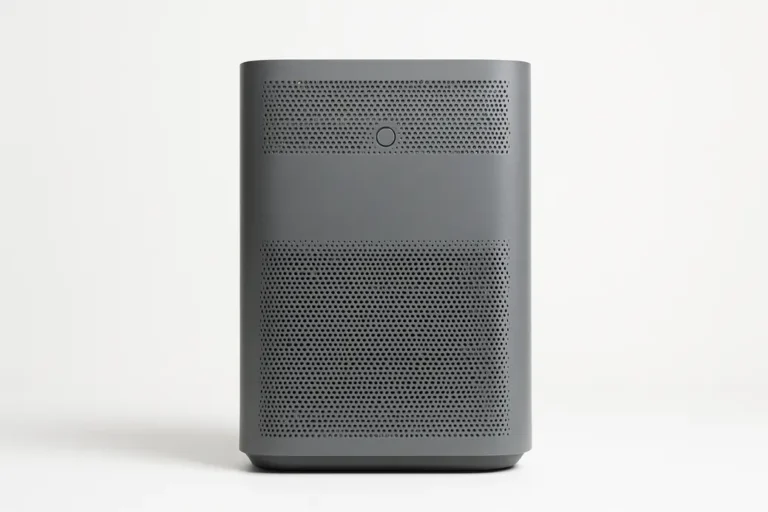 Professionele productfoto van een grijze luchtreiniger, centraal geplaatst op een witte achtergrond met zachte en gelijkmatige belichting