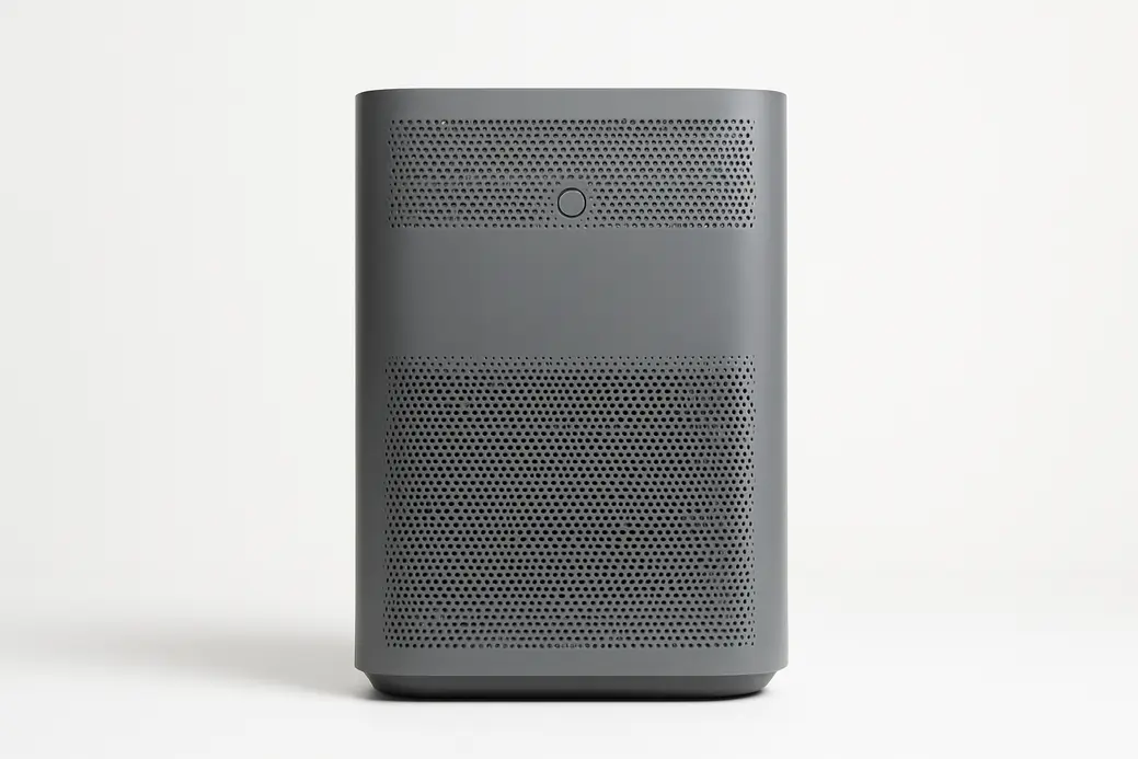 Professionele productfoto van een grijze luchtreiniger, centraal geplaatst op een witte achtergrond met zachte en gelijkmatige belichting